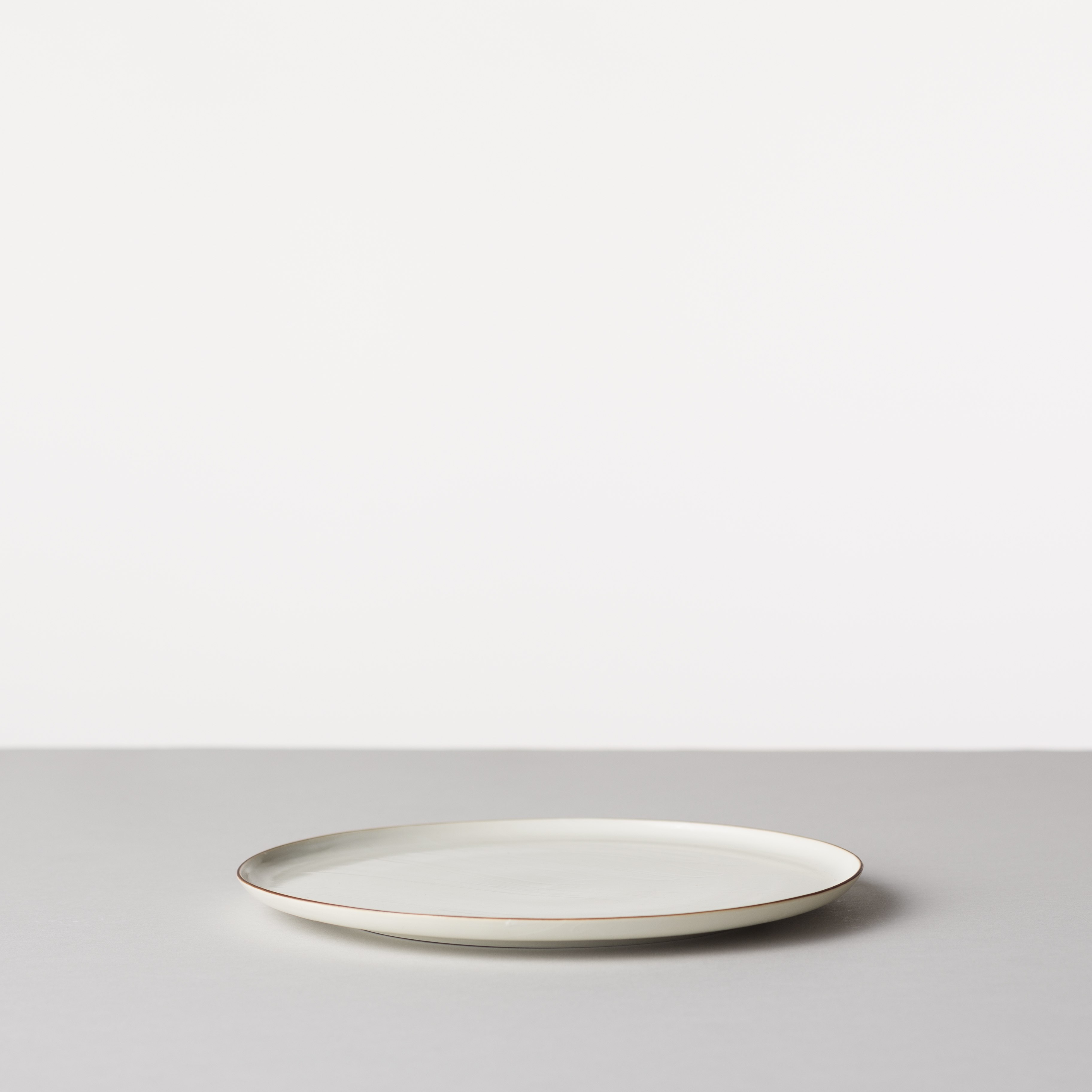白磁杓掛け 8寸皿 | 有限会社マルヒロ | 波佐見焼の陶磁器ブランド